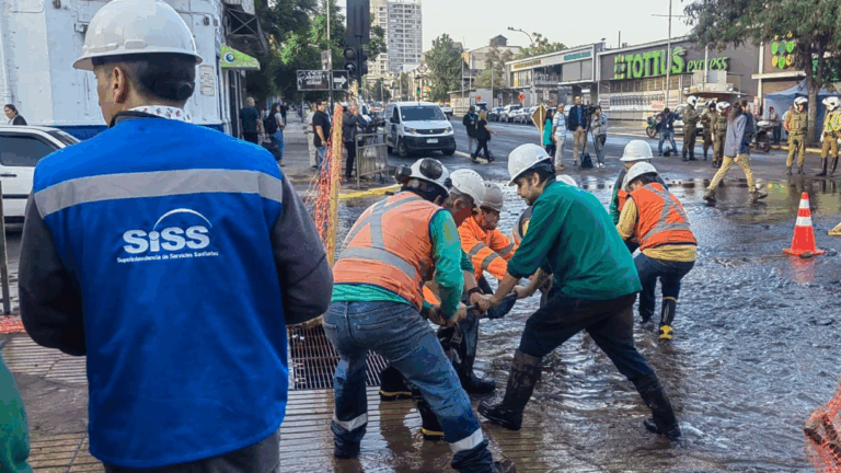 Por rotura de matriz: Aguas Andinas dispuso puntos de abastecimiento en las comunas de Independencia, Renca y Recoleta