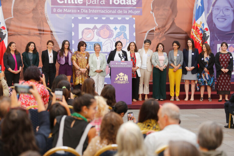 Derecho a la vida libre de violencia y cirugías por incontinencia urinaria: 5 anuncios del Gobierno por el 8M