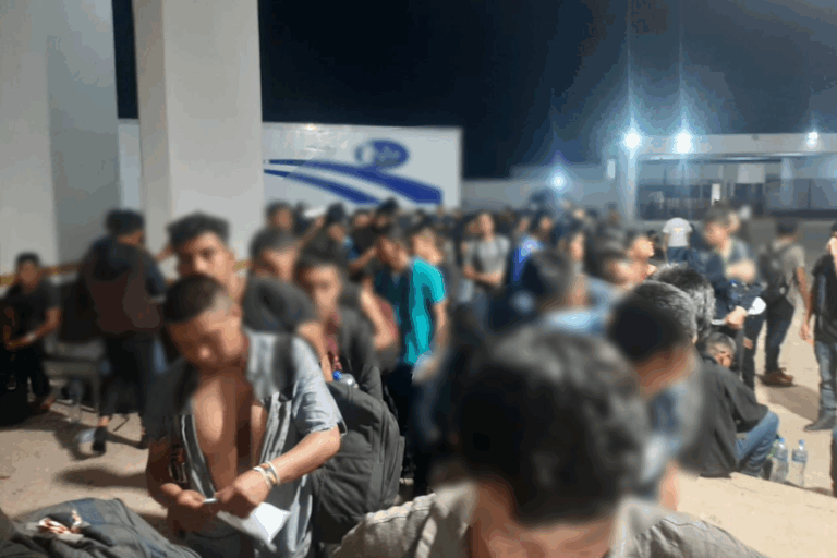 México: Hallan un camión abandonado con 103 menores de edad que viajaban solos