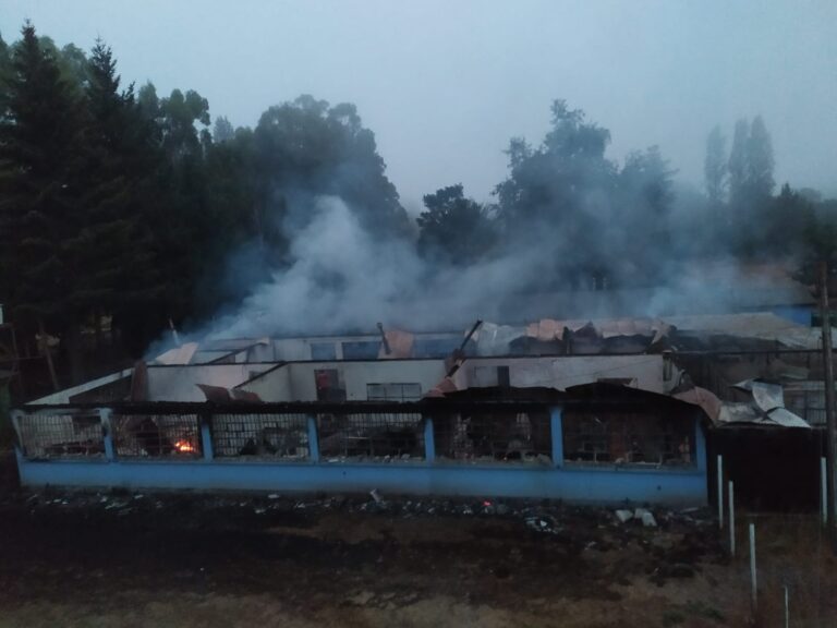 Escuela de Victoria resultó destruida casi en su totalidad tras ataque incendiario