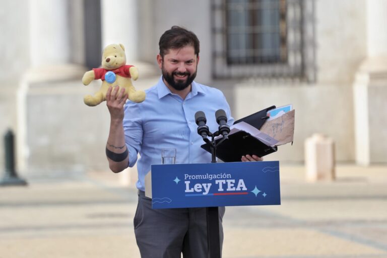 Presidente Boric recibió un Winnie the Pooh en alusión a rutina de Copano en Viña: 