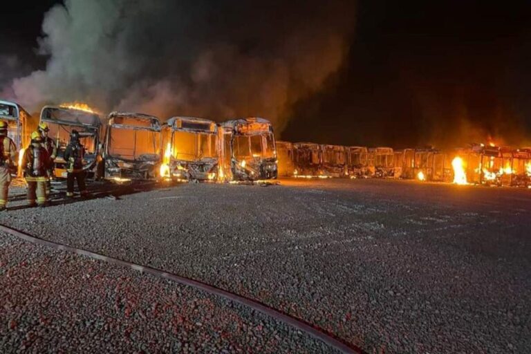 Queman 24 buses del Transantiago en depósito en Maipú: Bomberos investiga el origen del incendio