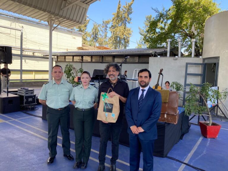 Manuel García se presentó en la Cárcel de Mujeres en el marco del 8M