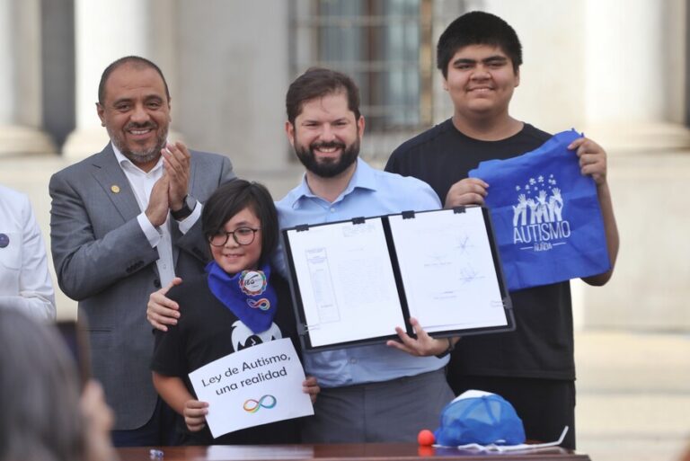 Pdte. Boric promulga la ley que promueve la inclusión de personas con TEA: ¿Qué dice la iniciativa?