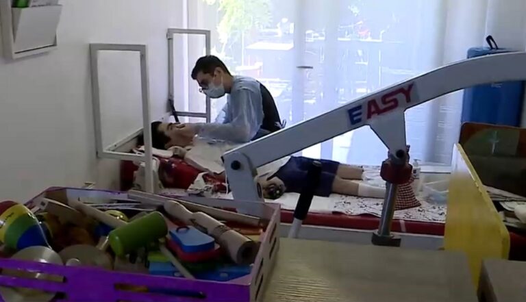 Crisis de las Isapres golpea a las hospitalizaciones domiciliarias: Familias denuncian cambios arbitrarios