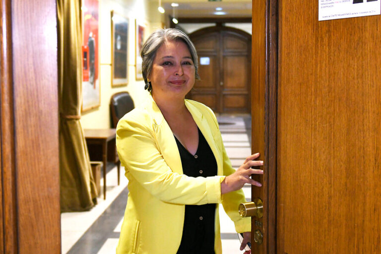 Jara no cierra la puerta a extensión de ayudas sociales: “Se va a ir viendo cómo evoluciona la economía”