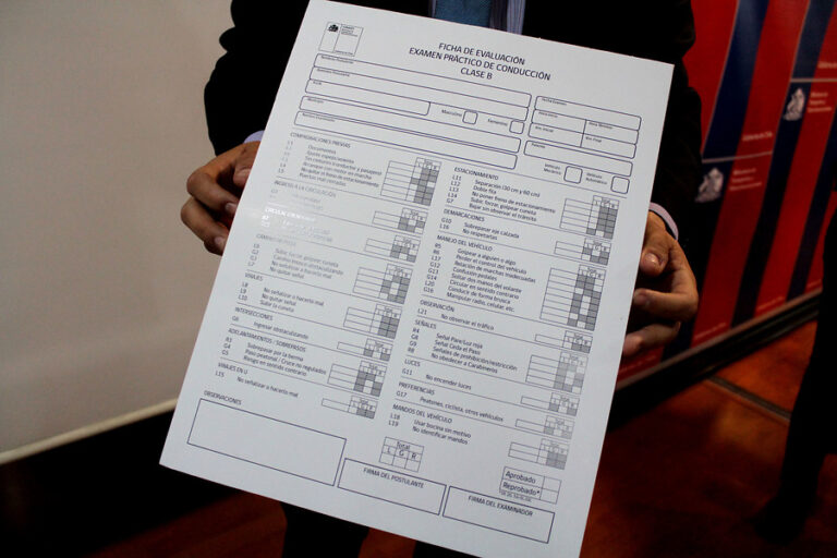 Ley Jacinta busca apoyo en el Congreso: Proyecto aumenta requisitos para que adultos mayores saquen licencia de conducir