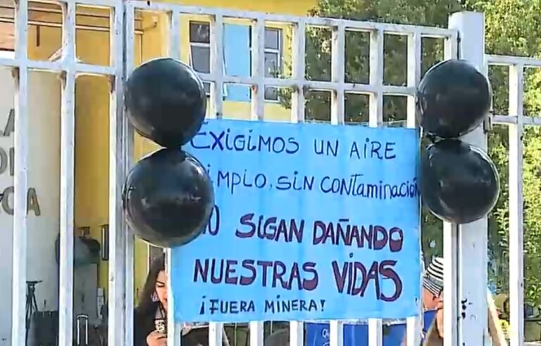 Maipú: Más de 600 estudiantes no han podido volver a clases por irregularidades de minera aledaña al liceo