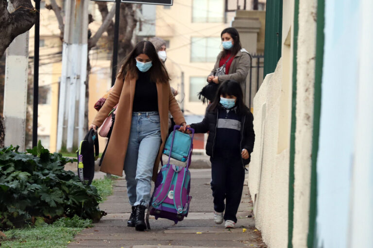 Proyecto de 40 horas establece bandas de dos horas para madres, padres y cuidadores de menores de 12 años