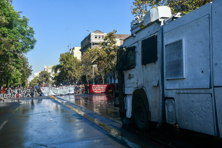 Santiago: Agreden a equipo de prensa de Mega durante manifestación por el Día del Joven Combatiente