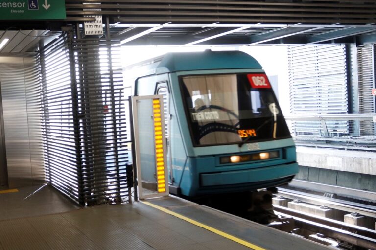 Metro anuncia cambios y extensión de horarios por Santiago 2023: Incluye servicio hasta la 1:00 en 2 líneas