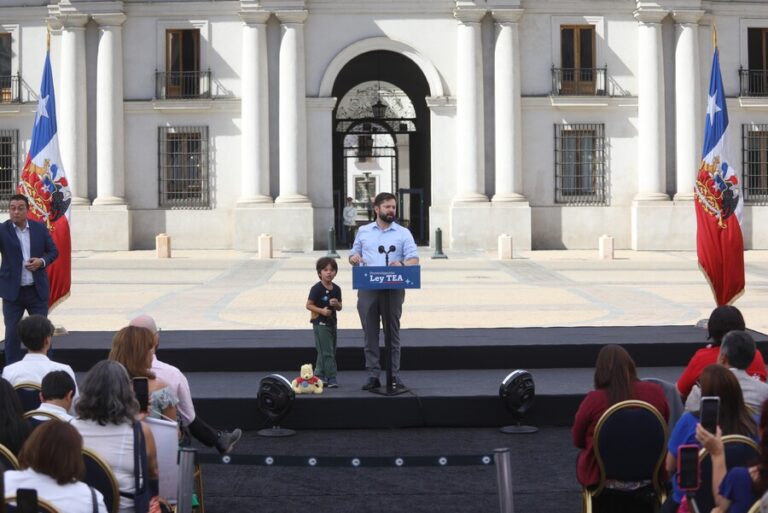 Niño invita a pdte. Boric a jugar a la pelota en San Felipe en plena promulgación de la Ley TEA