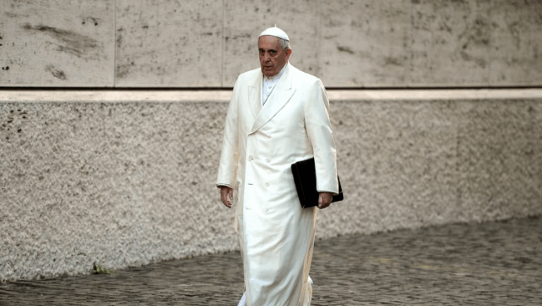 Look de la semana: Qué dice sobre el futuro de la moda, el abrigo acolchado del Papa que creó la IA