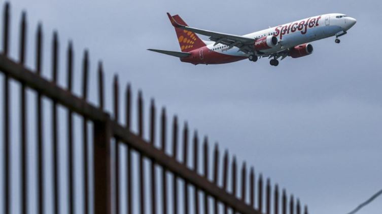 Tras infringir normas de seguridad: Suspenden a dos pilotos indios luego de tomar café en la cabina durante su descanso