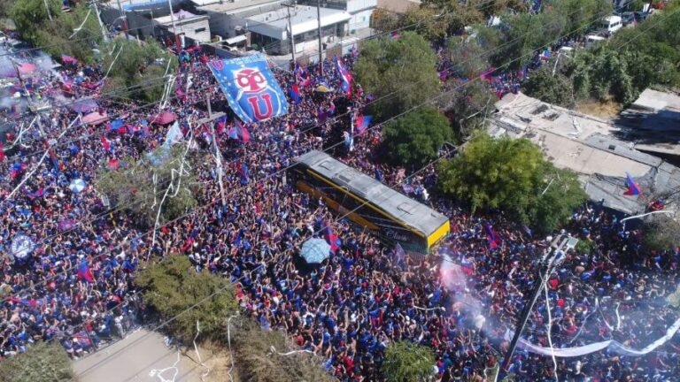 Hinchas de la U realizan multitudinaria muestra de apoyo al equipo a un día del Superclásico