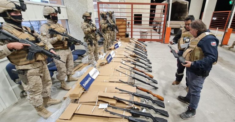 Aduanas y personal del Ejército incautaron 136 rifles en zona fronteriza de Colchane
