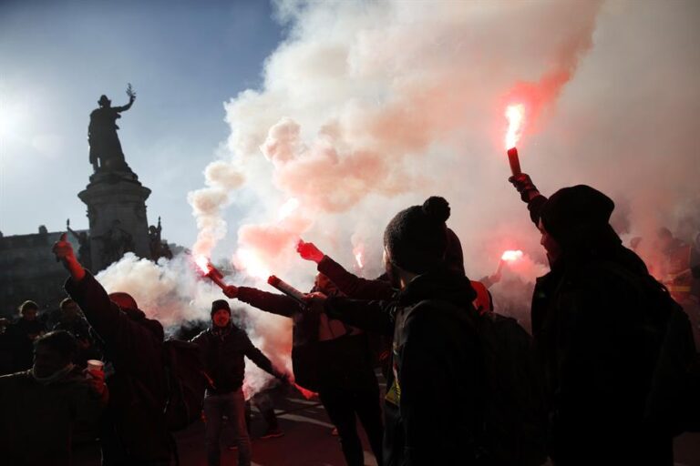 Francia: Protestas se intensifican luego que Macron adopatara por decreto la reforma de pensiones