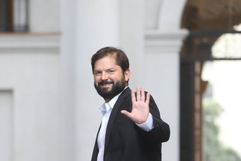 Encuesta Criteria: Aprobación al presidente Boric sube 6 puntos, llegando a un 39%