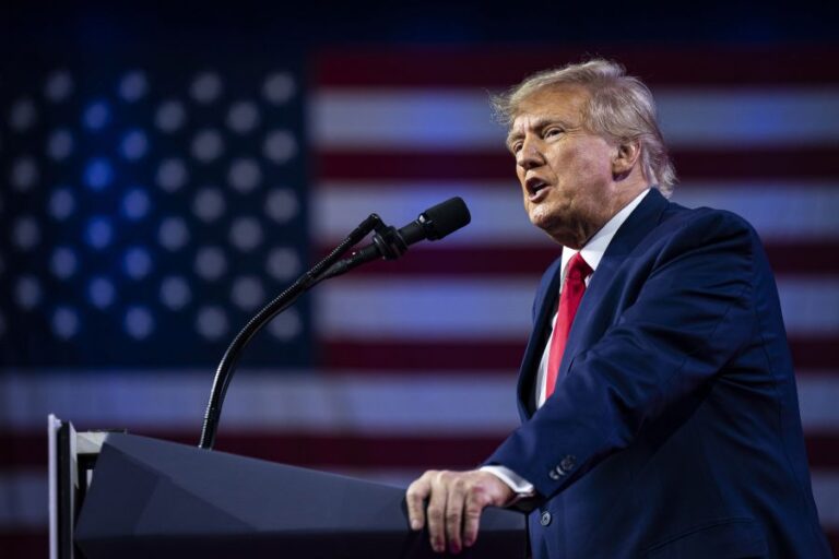 Trump aseguró que no se retirará de la carrera presidencial, aunque sea acusado en algunas de las investigaciones que enfrenta