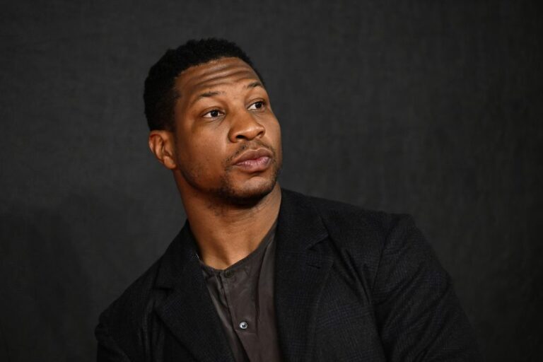 Arrestan al actor de Marvel Jonathan Majors por cargos de agresión contra su pareja