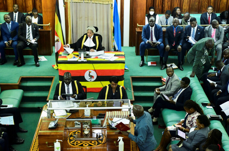 Uganda aprueba proyecto de ley que penaliza identificarse como LGBTQ+ con hasta 20 años de cárcel