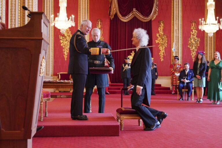 El legendario guitarrista de Queen, Brian May, fue nombrado caballero por el rey Carlos III