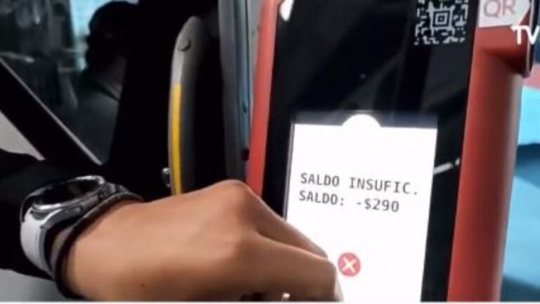 Periodista se vuelve viral tras no pagar su pasaje en el transporte público durante despacho en vivo