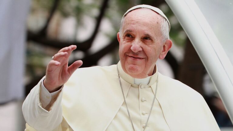 Papa Francisco es hospitalizado por una infección respiratoria, dice portavoz del Vaticano