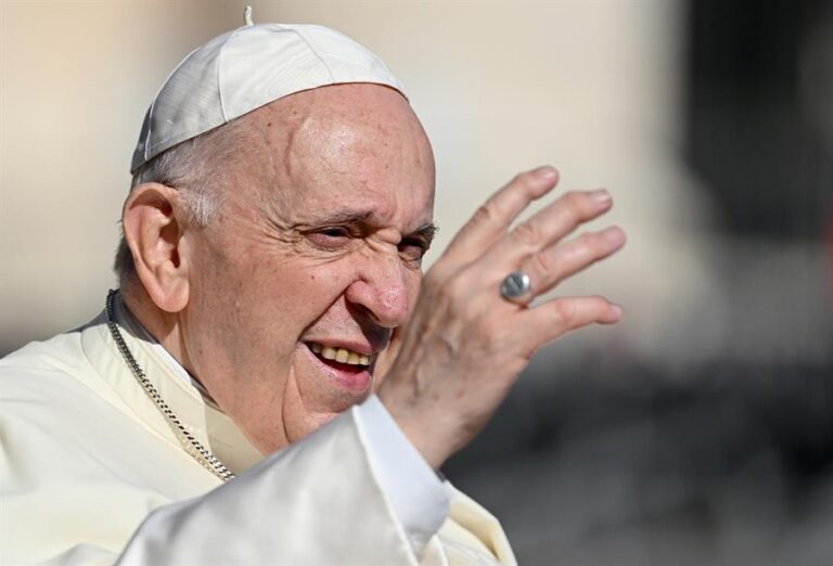 Papa Francisco ingresó al hospital para someterse a 