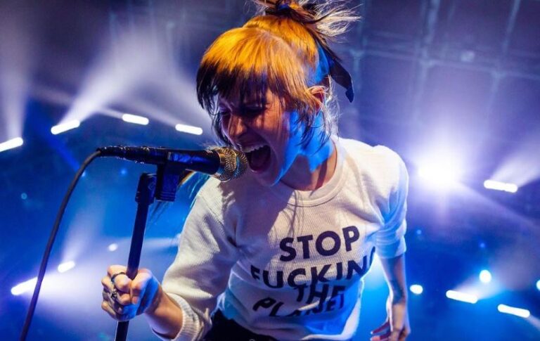 Nostalgia, talento y desmayos: Las postales que dejó el concierto de Paramore en Chile
