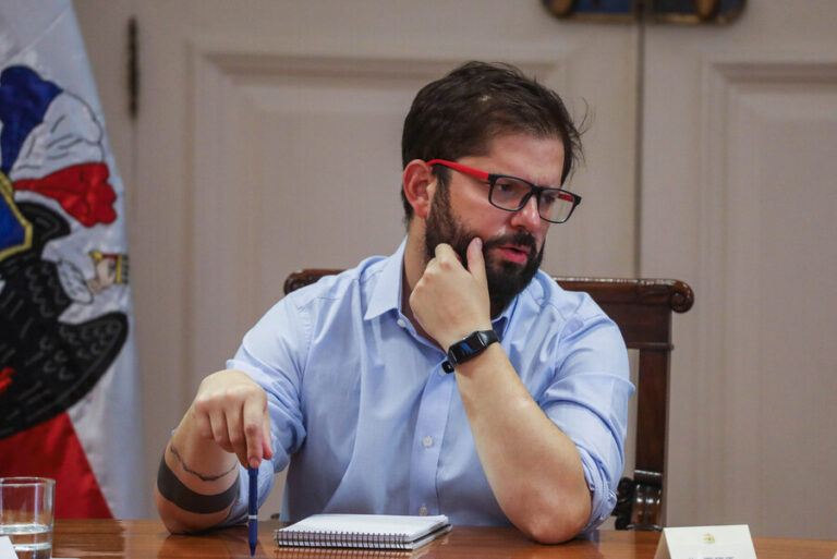 Cadem: Aprobación al presidente Boric subió a 35% y 51% se mostró en desacuerdo al rechazo a reforma tributaria