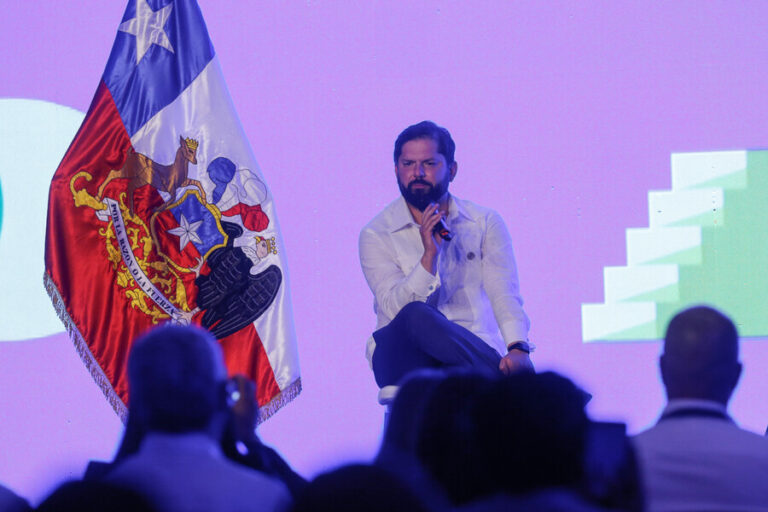 Cadem: Aprobación al presidente Boric bajó cinco puntos y 82% está de acuerdo con demolición de 