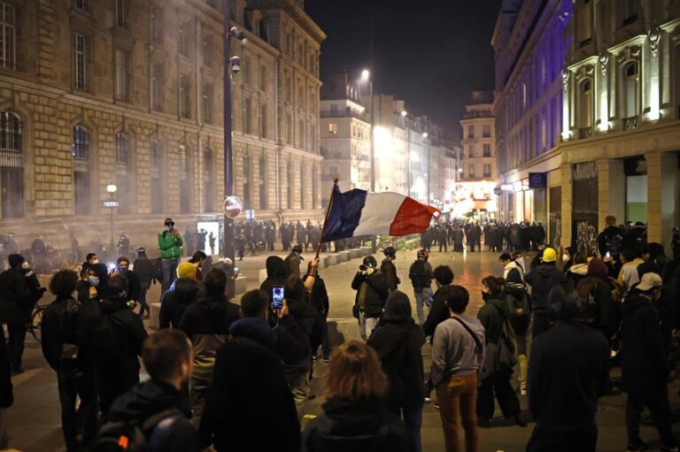 ¿Por qué protestan en Francia y qué dice la polémica reforma de pensiones?