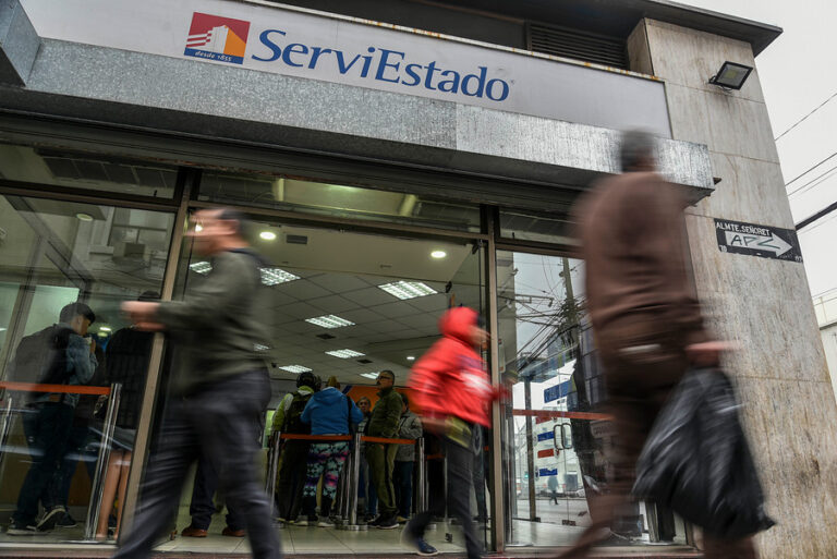 Delincuentes protagonizan violento asalto a ServiEstado de Maipú: Carabineros lograron frustrar el robo