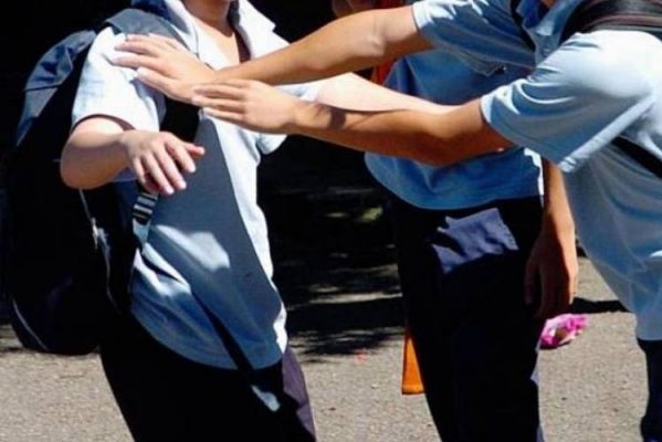 8 lesionados deja riña al interior de colegio en Puente Alto: Un menor sufrió un corte en su mano