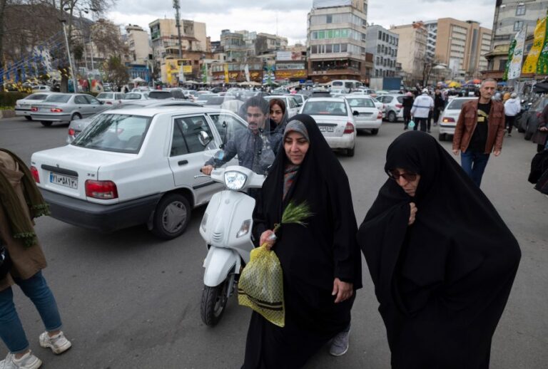 Irán ahora prohíbe la entrada de mujeres sin velo a museos y lugares históricos
