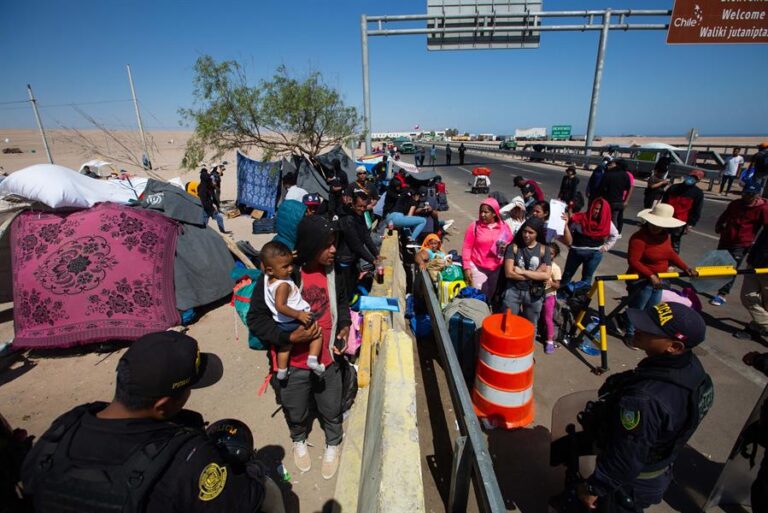 Venezuela pide respeto a los derechos humanos de los migrantes varados en la frontera con Perú