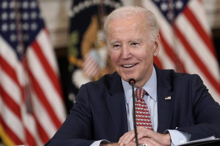 Presidente Biden firma ley para dar fin a emergencia sanitaria por la pandemia de COVID-19