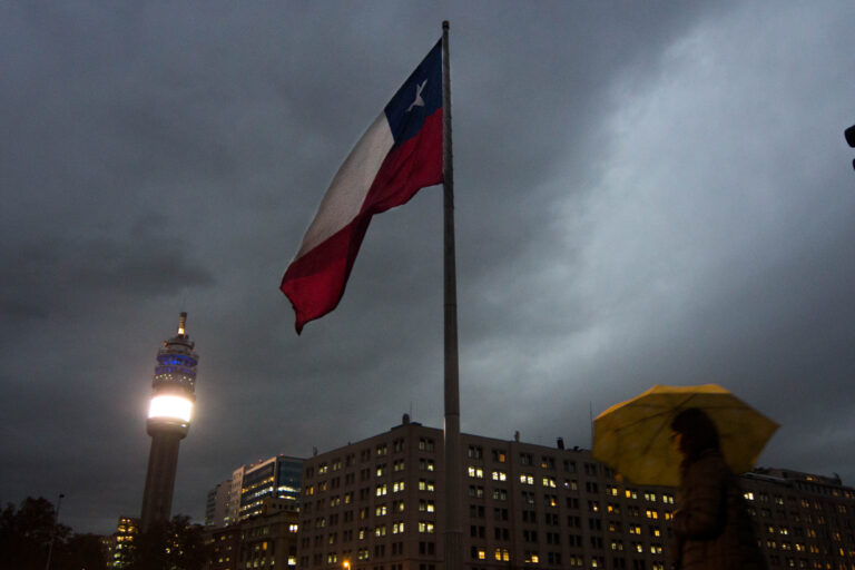 Dirección Meteorológica de Chile emitió aviso por vientos en siete regiones del país