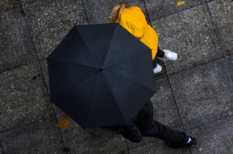 Dirección Meteorológica emitió aviso de tormentas eléctricas en 10 regiones del país