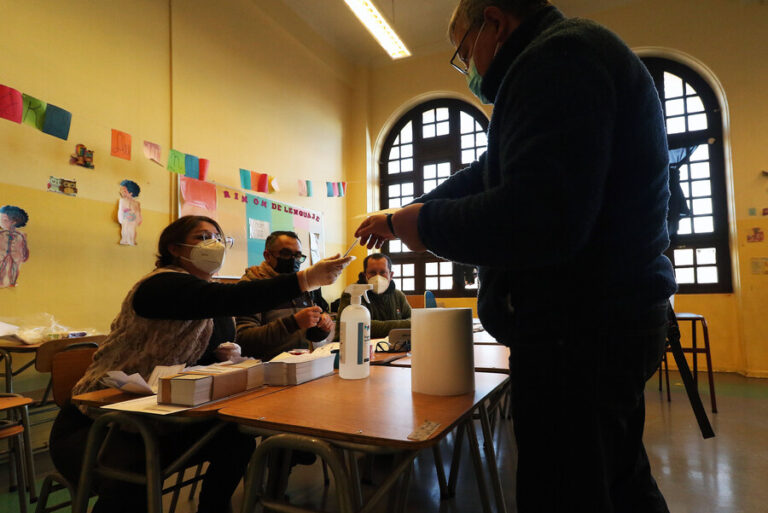 Hay plazo hasta el miércoles: ¿Quiénes pueden excusarse de ser vocal de mesa en la elección del Consejo Constitucional?