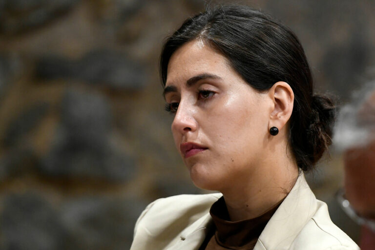Funcionario municipal se querella contra alcaldesa Ripamonti por eventual fraude: Acusa que no se cobró millonaria multa