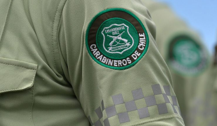 Turba de sujetos armados asalta casa en Maipú y balea a una mujer