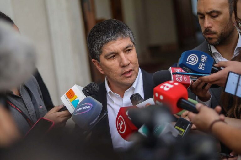 Blindaje de vehículos y llamado a policías retirados: Monsalve anuncia nuevas medidas para enfrentar la crisis de seguridad