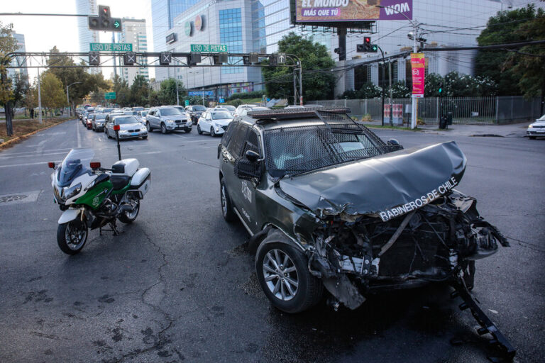 Vehículo del GOPE protagoniza accidente de tránsito en Providencia: Chocó con una camioneta