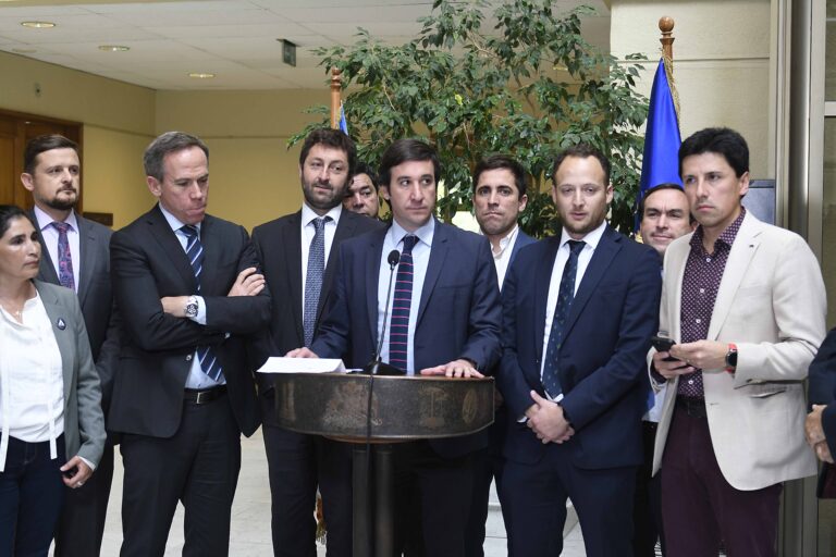 Bancada UDI emplazó al pdte. por 