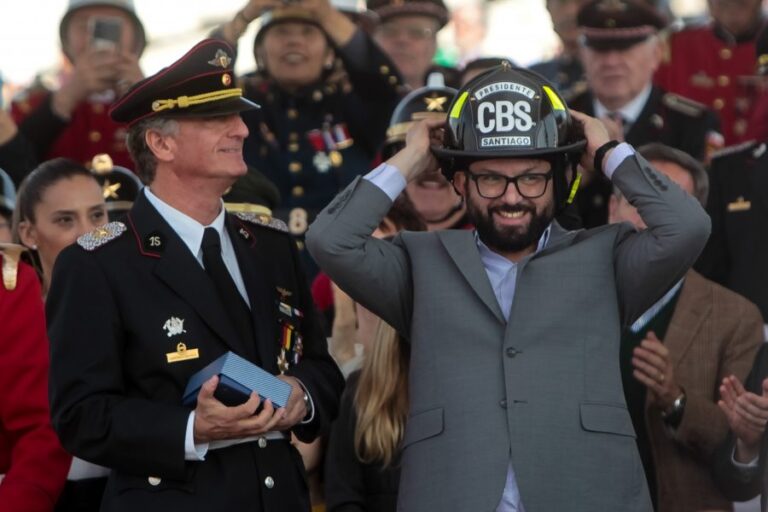 Presidente Boric participó en el aniversario 160 de Bomberos: Destacó la labor de los voluntarios en los incendios forestales