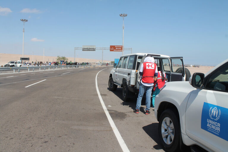 Bloquean frontera entre Chile y Perú tras violentos ataques: Se reportan tacos kilométricos