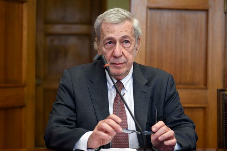 Van Klaveren y denuncia sobre ayuda de militares a ingreso de inmigrantes ilegales: 