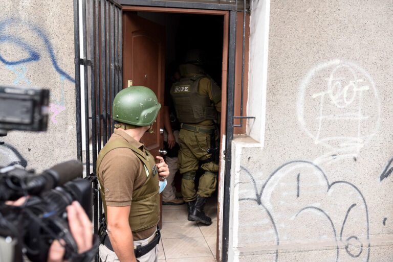 Caso suboficial Palma: 2 detenidos y 7 conducidos por interés en indagatoria tras nuevos allanamientos en Santiago